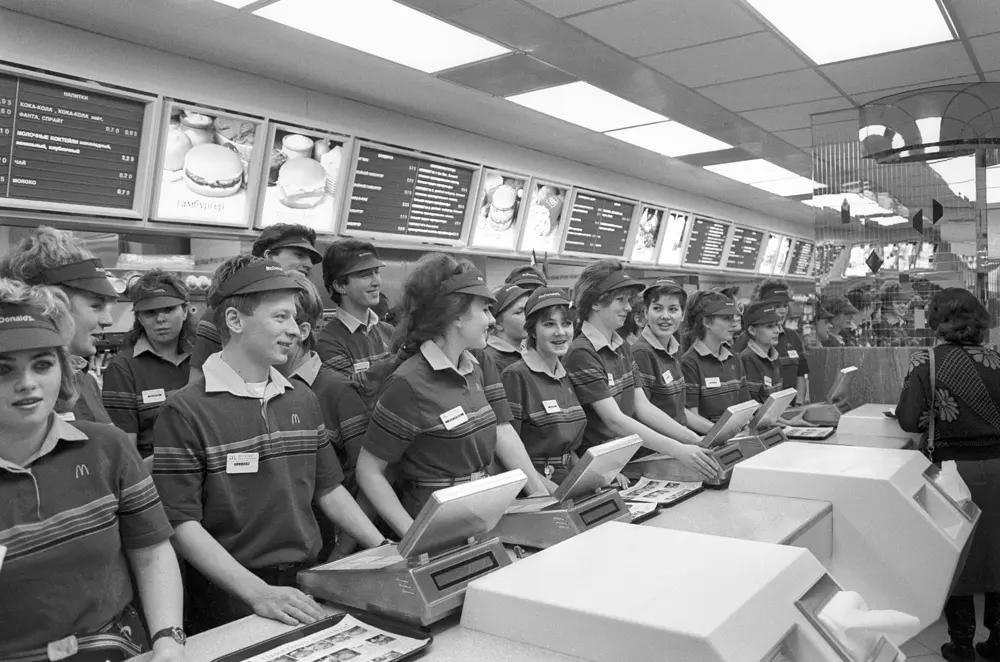 Работники прилавка первого McDonlds